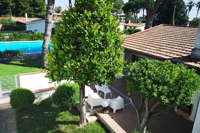 Image de Maison individuelle dans un parc privé à 250 m de la mer avec piscine commune