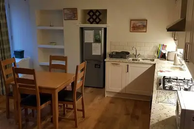 Image de Appartement de 2 chambres confortable et impeccable dans un endroit serein, 4 couchages.