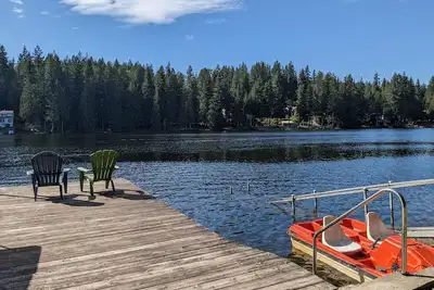 Image de Accueil front de mer sur un lac tranquille