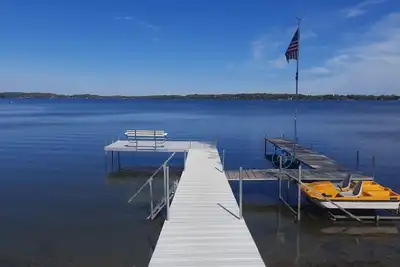 Image de Rock Lake Home, parfait pour vos vacances en famille! Peut accueillir 8 adultes et 8 enfants!