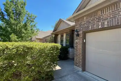 Image de Belle maison familiale à un étage: une porte d'entrée pour s'amuser dans la région d'Austin!