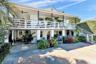 Image de Rénové à l'étage supérieur Cottage Cottage Beachside de l'océan!