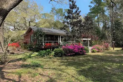 Image de Cottage in the Oaks est un cottage historique restauré datant de la fin du XIXe siècle.