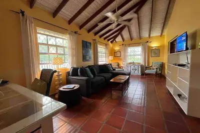 Image de Spectaculaire, propre, charmant, privé et idéal pour les surfeurs ou les familles.