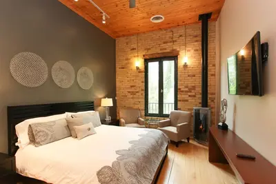 Image de Charlie's Hideaway - En plein coeur du centre-ville de Saugatuck!