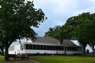 Image de Villas avec vue sur le lac au barrage de Buchanan. Une villa de ferme sur l'eau!