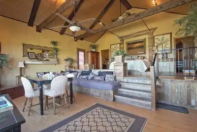 Image de Tree House - Bungalow de style safari avec vue sur la piscine, le foyer et la montagne!