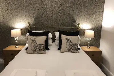 Image de Bel appartement rénové de 2 chambres près du château d'Édimbourg / The Royal Mile