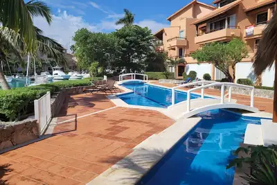 Image de 2 Chambre / 3 salles de bains condominium à Puerto Aventuras, Marina, au niveau du sol. Piscine