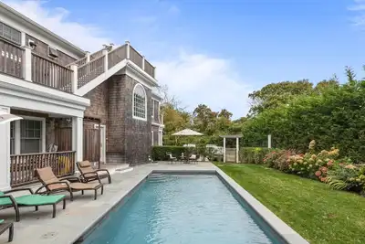 Image de Nouveau Beach House sur plusieurs niveaux avec vue sur l'océan et piscine