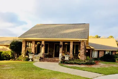 Image de Camellia Hills Estate, un goût délicieux du vieux sud.