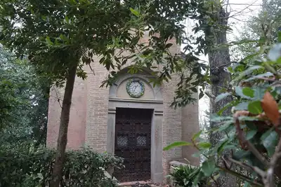 Image de vacances dans une chapelle de famille, reproposée de façon rustique et confortable