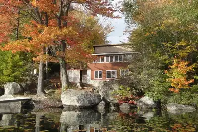 Image de Magnifique chalet au bord du lac avec vue sur la montagne
