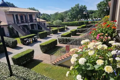 Image de Complexe de vacances avec Spa, piscine, grand jardin, salle de petit-déjeuner, B41p