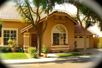 Image de Emplacement, emplacement, emplacement! Piscine - Golf - Boutiques - Salle!