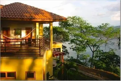 Image de Villa de luxe de 4 000 pieds carrés en bord de mer avec piscine à débordement