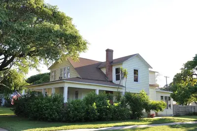 Image de La maison de la côte a survécu à Harvey! Disponible maintenant pour la location. Contactez-nous aujourd'hui!