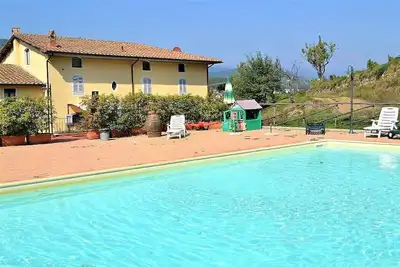 Image de Appartement Clarabella B: Un appartement caractéristique et accueillant qui fait partie d'une villa de deux étages située dans une région vallonnée.