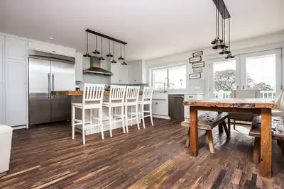 Image de Charmant côtier 3bd / 2. Maison de 5 salles de bain avec vue sur l'océan