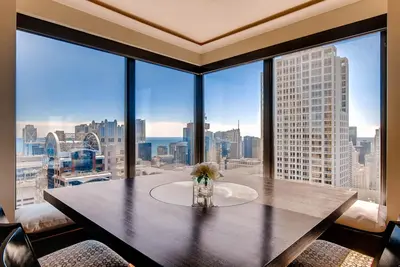 Image de Prime Location River North avec une vue imprenable sur le lac et la ville, comme dans un hôtel