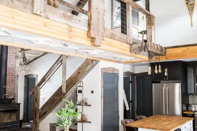 Image de Cabine Strawberry Pinnicals adossée à la rivière située sur 14 acres