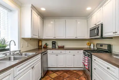 Image de 3 chambres - à seulement 2 pâtés de maisons de la rue King