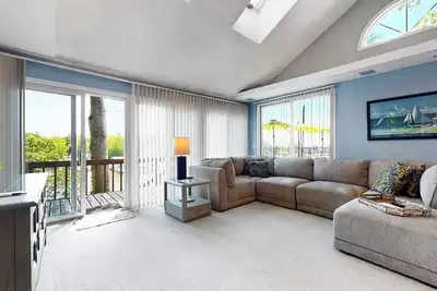 Image de Holiday Hill Hilltop House maison confortable au sommet d'une dune de sable surplombant le centre-ville!