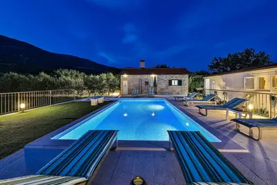 Image de Maison de vacances avec piscine extérieure, jardin botanique et une belle vue sur la mer
