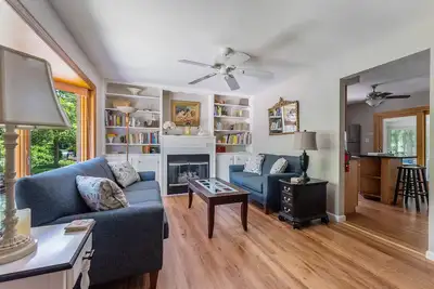 Image de 387 marches à la plage; cour arrière entièrement clôturée; plate-forme; véranda grillagée; kayak et jouets