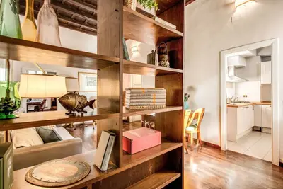 Image de Cosy and elegant 2 bedroom apartment restructured and refurbished maintaining the old antic style.