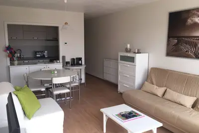 Studio moderne refait à neuf à 150m de la plage (avec parking gratuit)