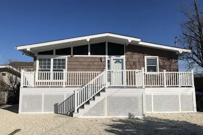 Image de Cette maison au bord de l'eau est la base idéale pour les plaisirs d'été du Nj Shore!