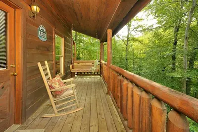 Image de Bear-a-dise Ii. Emplacement génial! Spa, table de billard, WiFi, à proximité des principales attractions!