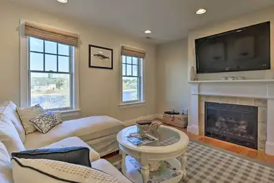 Image de Nouveau! Chatham Townhome w / Deck - Près des plages et de la ville