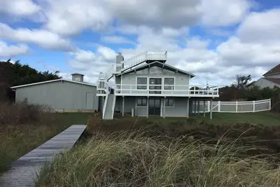 Image de Ocean Front Beach House w / 4 Br, piscine-- 5 minutes à pied de la ville