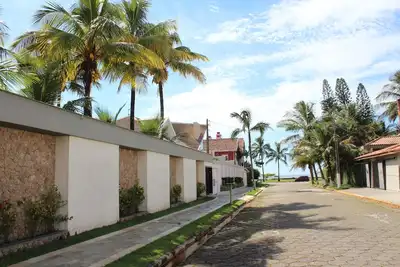 Image de 30 m de la plage avec 8 chambres, 5 suites et piscine