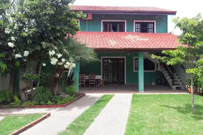 Image de maison confortable avec une grande cour