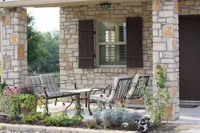 Image de Quarters haut de gamme de vie de 2, dans une grange en pierre sur un lit Horse Ranch, le roi,