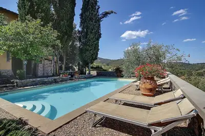 Image de Villa Buonagrazia: Une charmante villa de trois étages dans le style caractéristique de la campagne toscane.