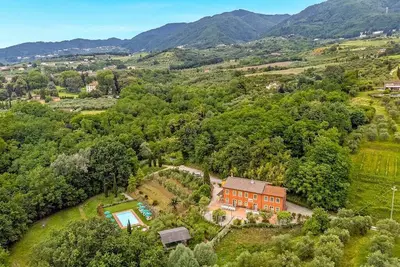 8 bedroom Tuscany villa with pool