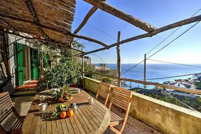 Image de Villa Arcangela B: Une maison indépendante caractéristique et accueillante de deux étages face au soleil et à la mer.