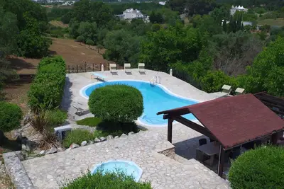 Image de Belle trullo de 3 chambres avec 2 salles de bains, grande piscine et bain à remous