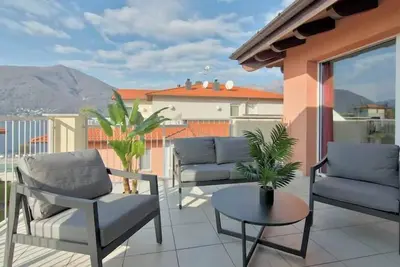 Image de Stunning penthouse apartment, pool, jacuzzi, lake views, Wifi