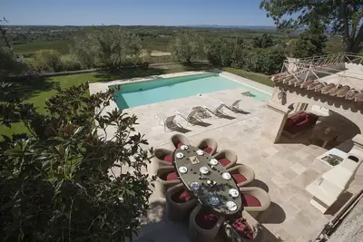 Image de Domaine viticole / monastère: 5 * luxe / climatisation silencieuse / WiFi / grande piscine * / salle de gym / vues incroyables