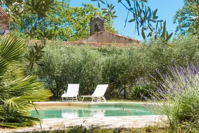 Image de Gite confortable et calme avec piscine dans domaine viticole