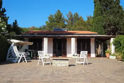 Image de Villa avec vue imprenable et emplacement côtier!