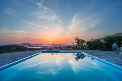 Image de Maison cycladique moderne avec piscine