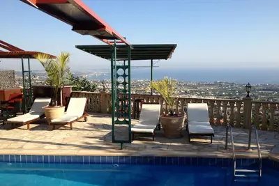 Image de Panoramique avec des vues spectaculaires, emplacement fantastique, piscine privée