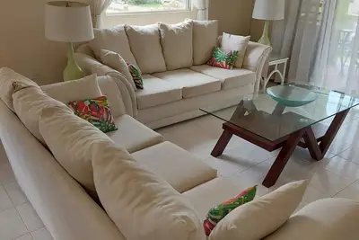 Image de \"Barbados Holiday Villa\" Villa à aire ouverte, à quelques pas de la plage.