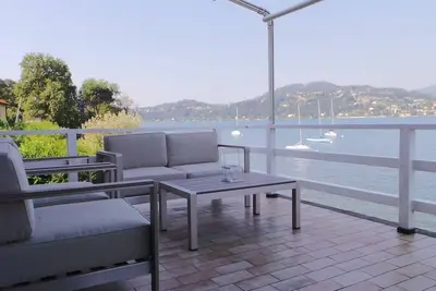 Image de Contemporary lakeside villa enjoying direct lake access.